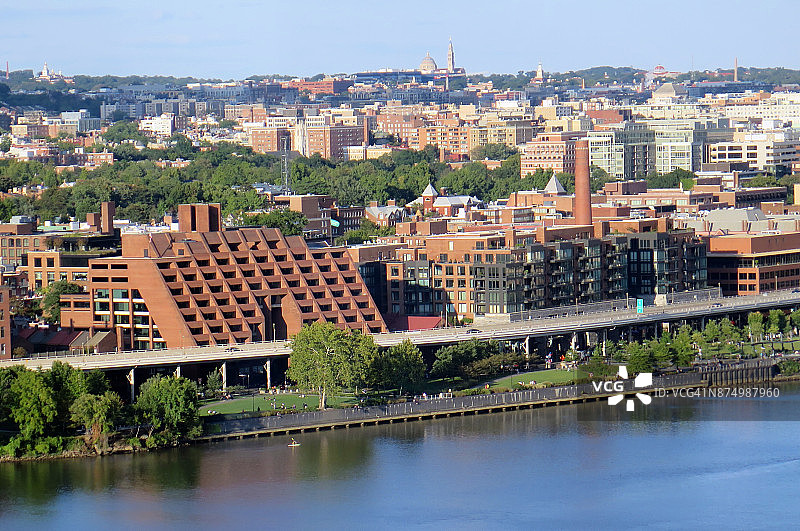 乔治城天际线、波托马克河及华盛顿港滨水区航拍图片素材