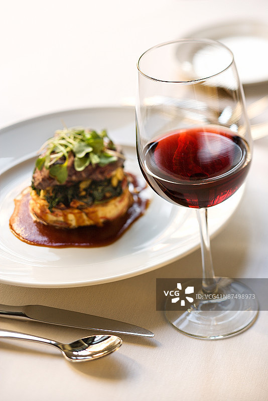 神户牛肉、皮基略辣椒和菠菜配红酒图片素材