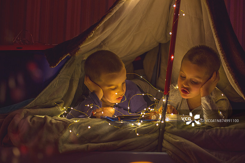 帐篷里的男孩图片素材