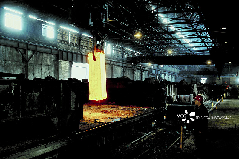 钢铁厂中的工人图片素材