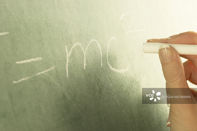 在黑板上书写相对论理论图片素材