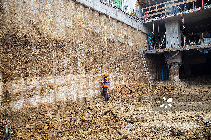 建筑工人检查桩挡土墙图片素材