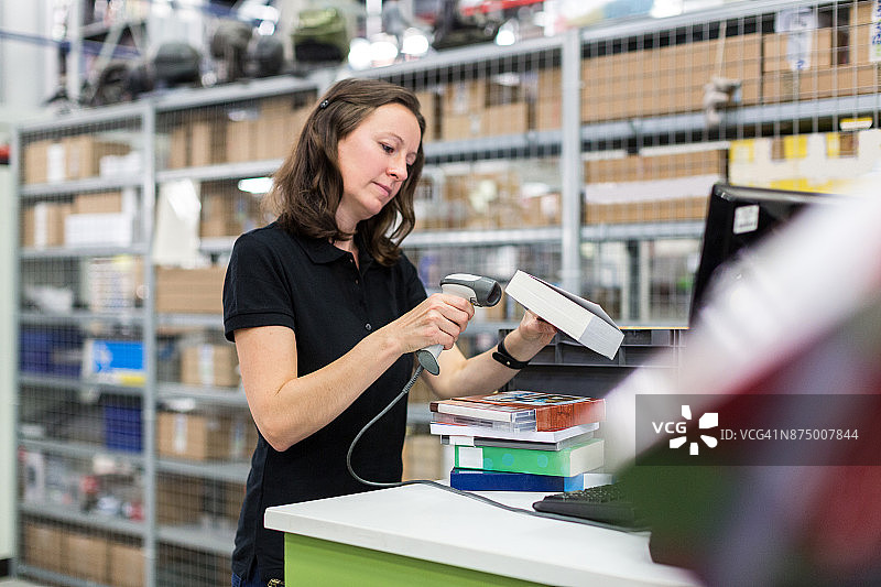 女工扫描包裹准备发货图片素材
