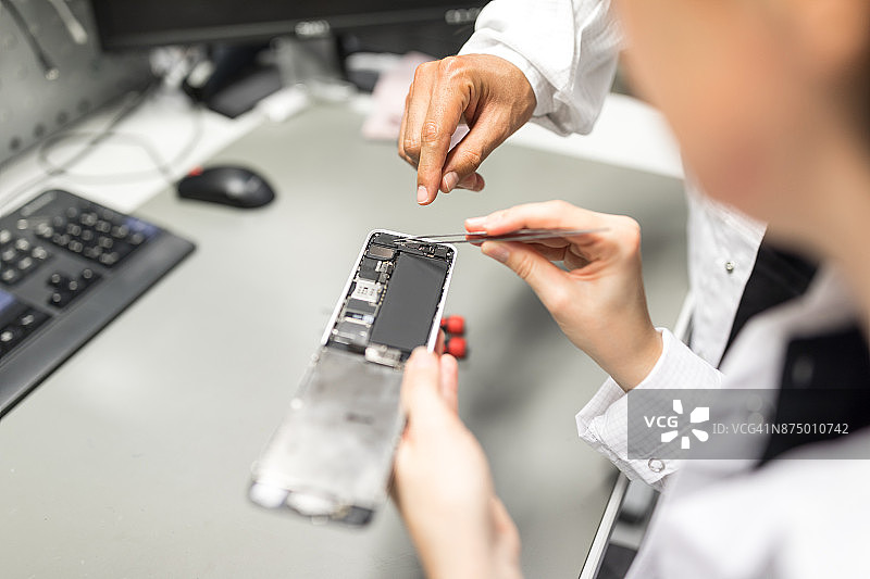 技术员学习修理手机图片素材