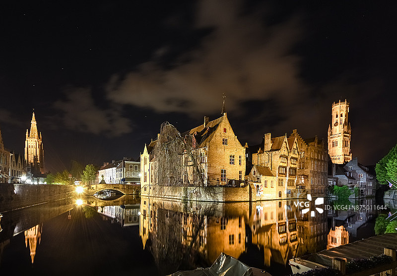 夜晚的比利时布鲁日钟楼、圣母教堂尖顶和浪漫的玫瑰码头图片素材