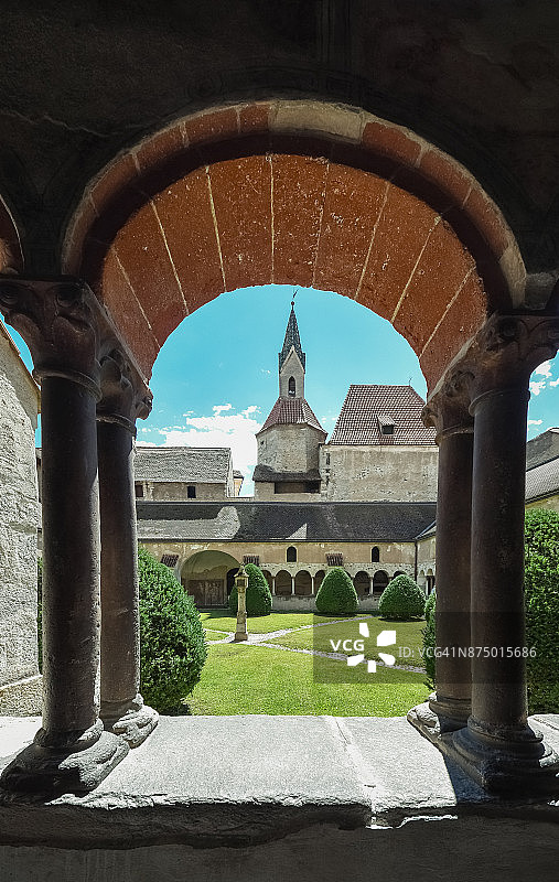 从意大利南蒂罗尔古罗马式修道院看到的布列瑟农主教座堂圆顶图片素材