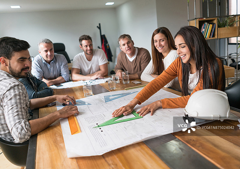 在办公室开会的快乐建筑师团队图片素材