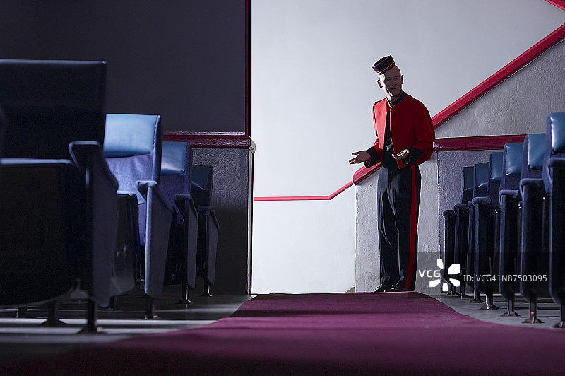 昏暗电影院里的引座员图片素材