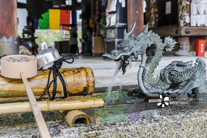 六角堂寺庙的洗手钵水池图片素材