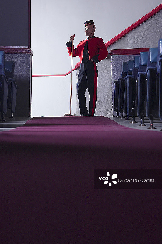 电影院里拿着扫帚的引座员图片素材