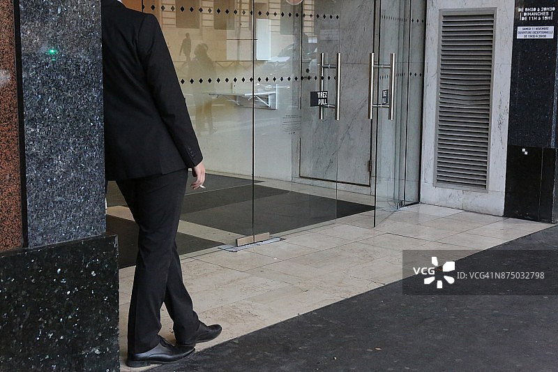 巴黎酒店员工休息中图片素材