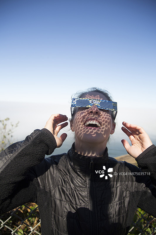 日食月亮阴影下的惊讶表情图片素材