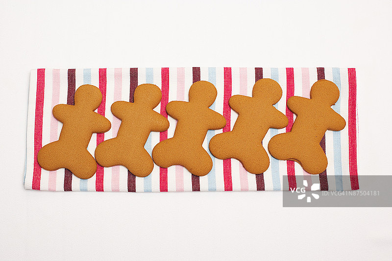 条纹布上的姜饼小人图片素材