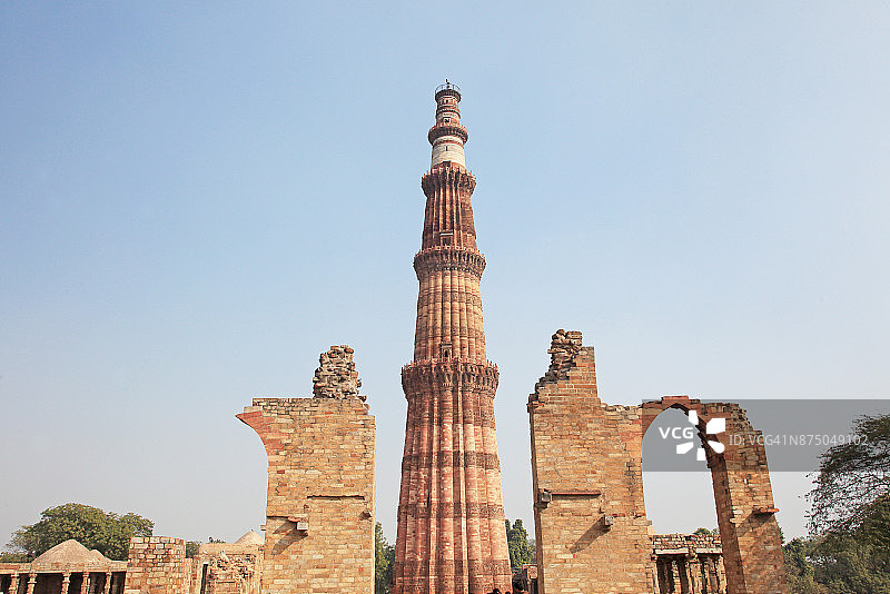 印度德里顾特卜高塔与库瓦图尔伊斯兰清真寺遗址图片素材