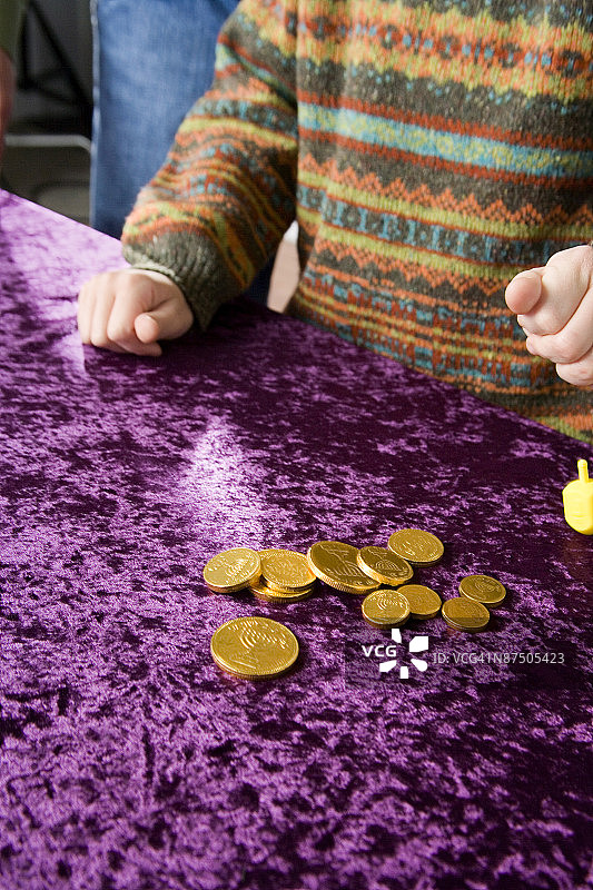 男孩拿着陀螺和gelt图片素材