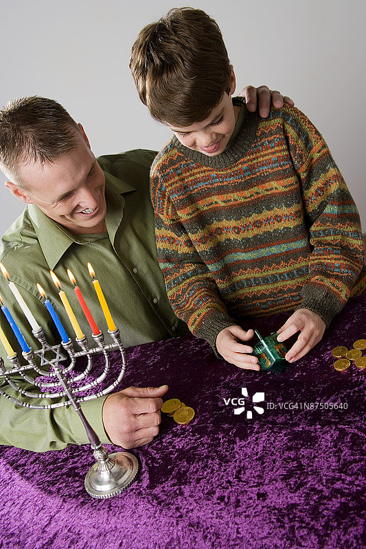 父子庆祝光明节图片素材