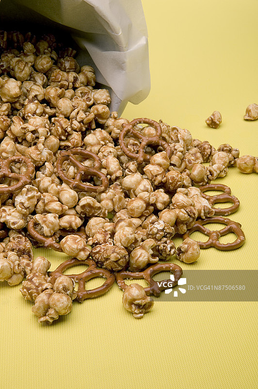 椒盐脆饼和焦糖爆米花图片素材