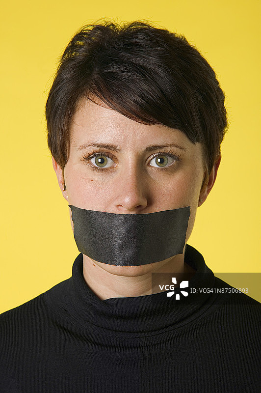 嘴巴被胶带封住的女人图片素材