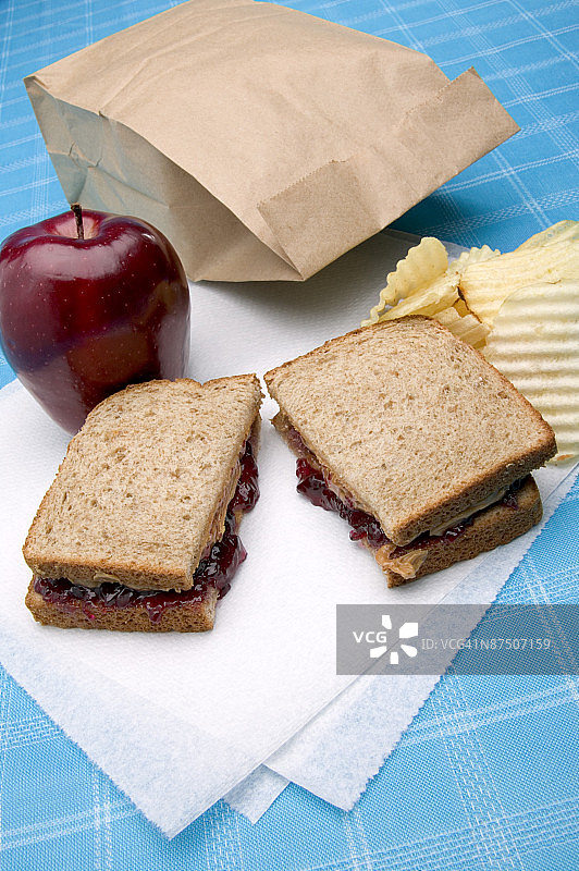 三明治、苹果和薯片图片素材