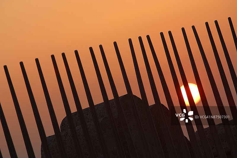 栅栏柱后的日落图片素材