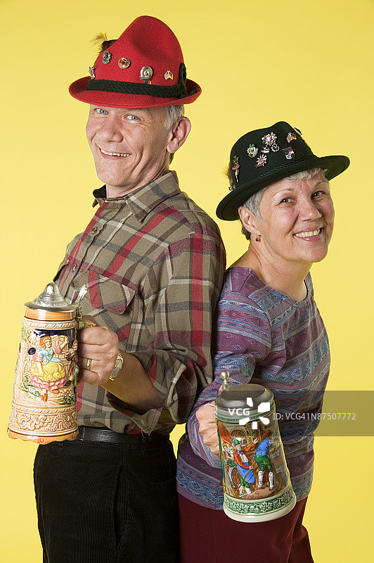 中年夫妇举起啤酒杯庆祝图片素材