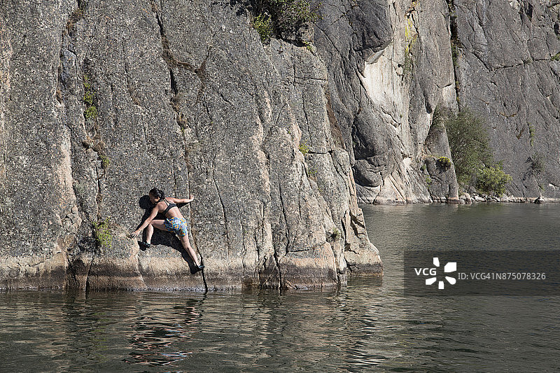 华盛顿州班克斯湖的深水抱石图片素材