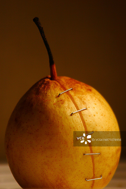 用订书钉固定的梨图片素材