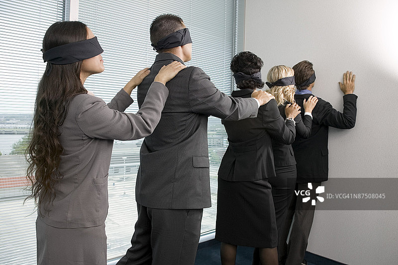 蒙着眼睛的商务人士图片素材