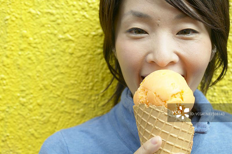 品尝冰淇淋的女人图片素材