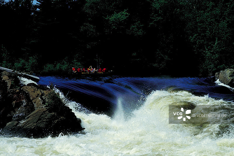 人们在渥太华河上漂流图片素材