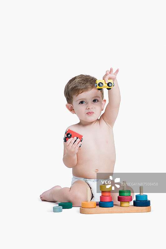 玩玩具的幼儿男孩影棚照图片素材
