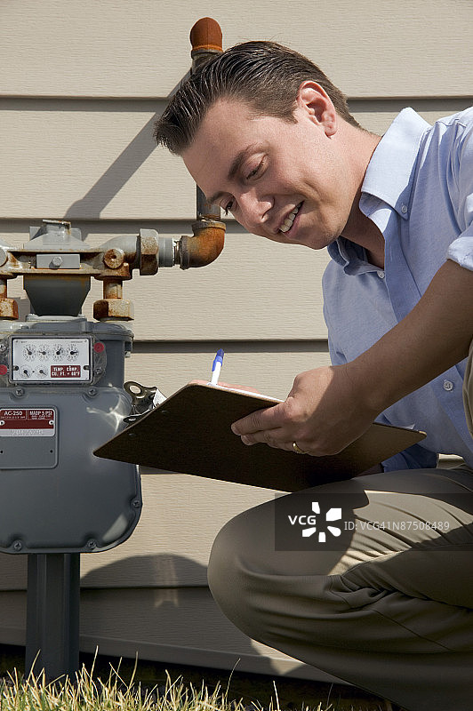 男人用写字板检查仪表图片素材