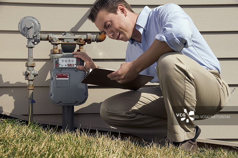 男人用写字板检查仪表图片素材