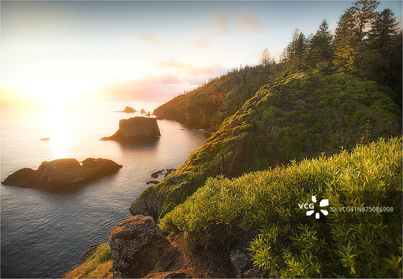 南太平洋诺福克岛上的库克船长纪念瞭望台图片素材