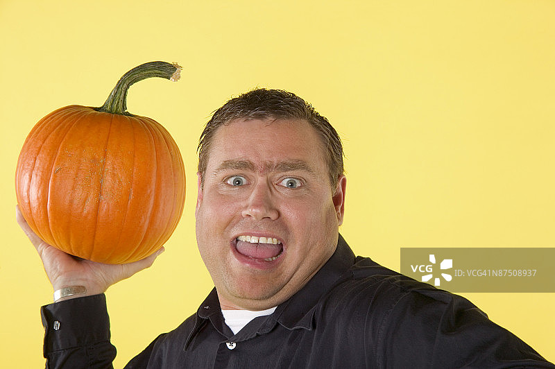 男人准备投掷南瓜图片素材