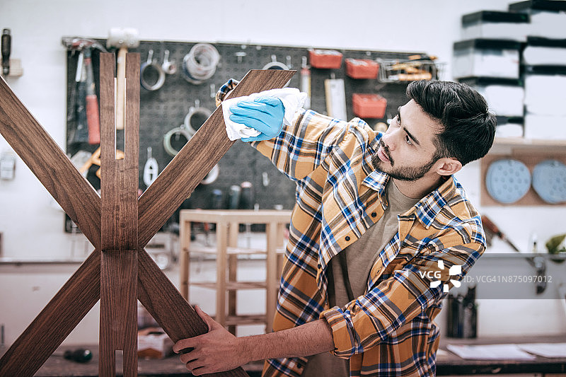 在车间抛光家具图片素材