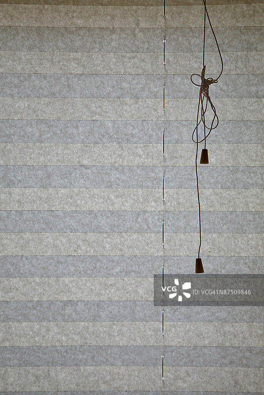 带缠绕绳索的百叶窗图片素材