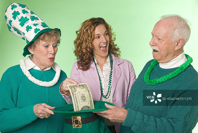 人们佩戴圣帕特里克节配饰图片素材