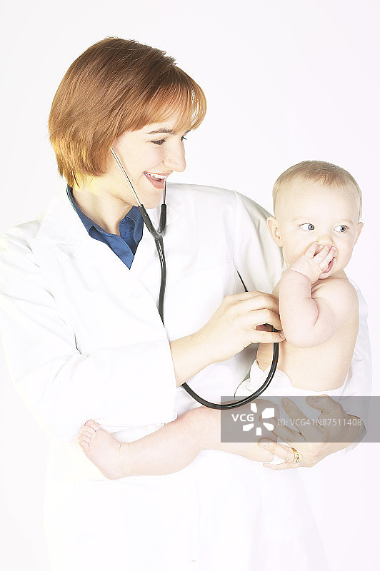 医生用听诊器监测婴儿图片素材