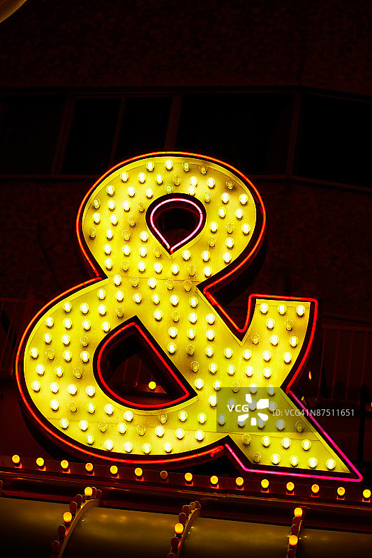 明亮的霓虹灯标志图片素材