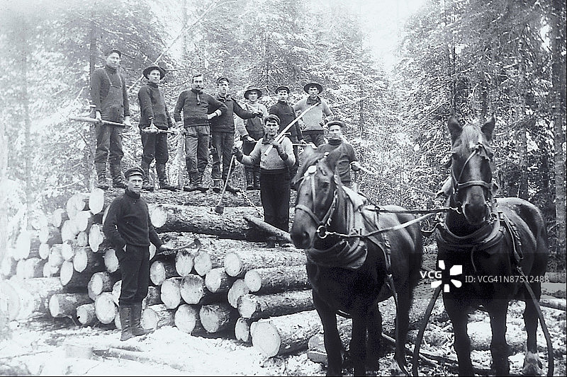 伐木工人在原木上图片素材