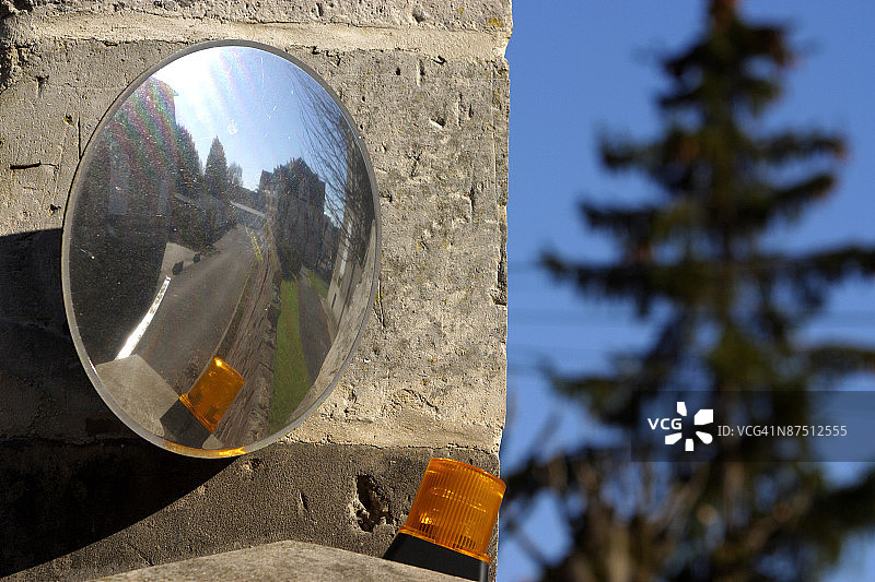 反射角落的凸面镜图片素材