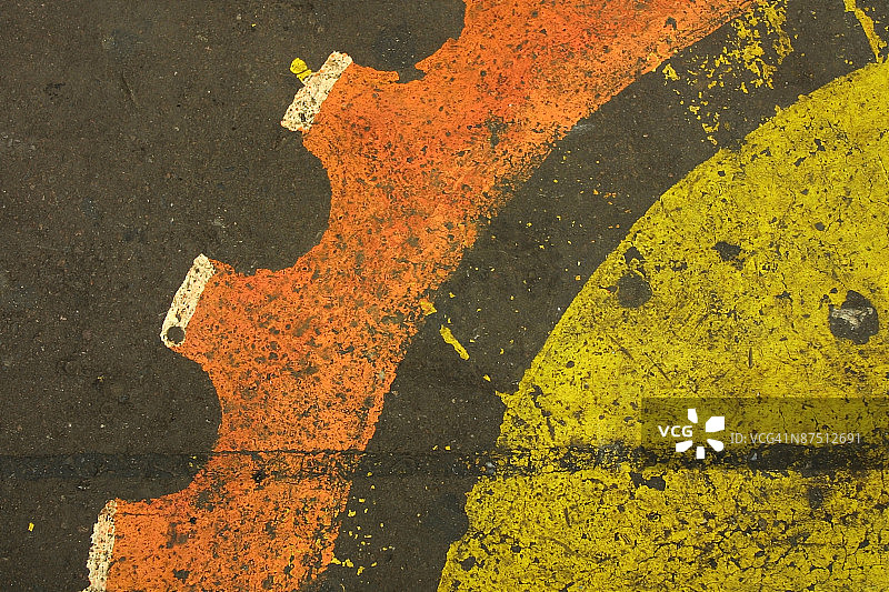 沥青路面上彩绘的齿轮图片素材