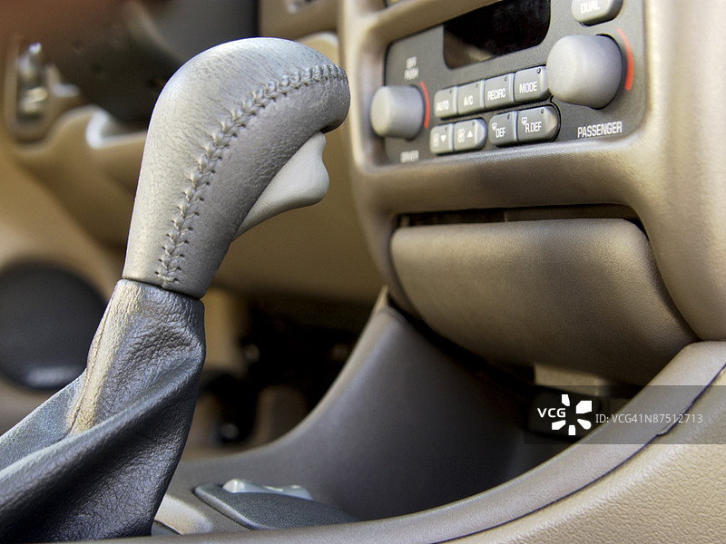 汽车换挡杆和收音机特写图片素材