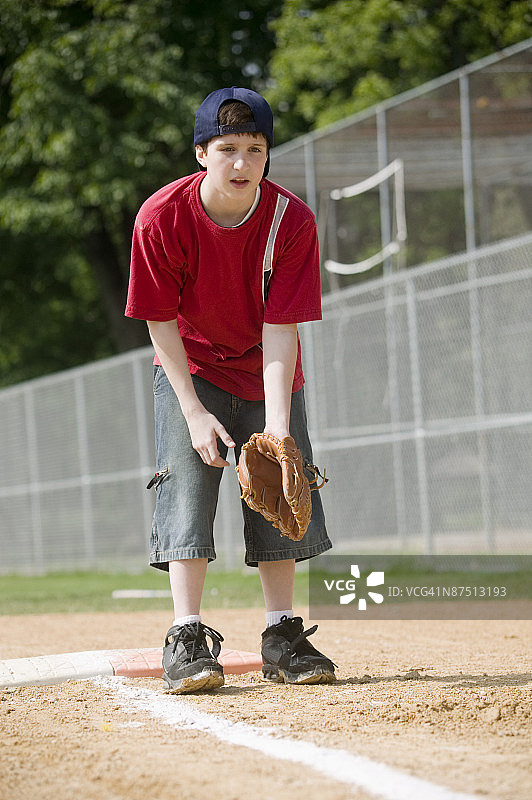 棒球运动员准备接球图片素材