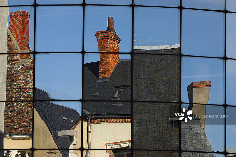 窗户倒影中的建筑图片素材