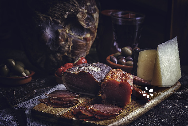 西班牙风味萨拉米香肠火腿奶酪图片素材