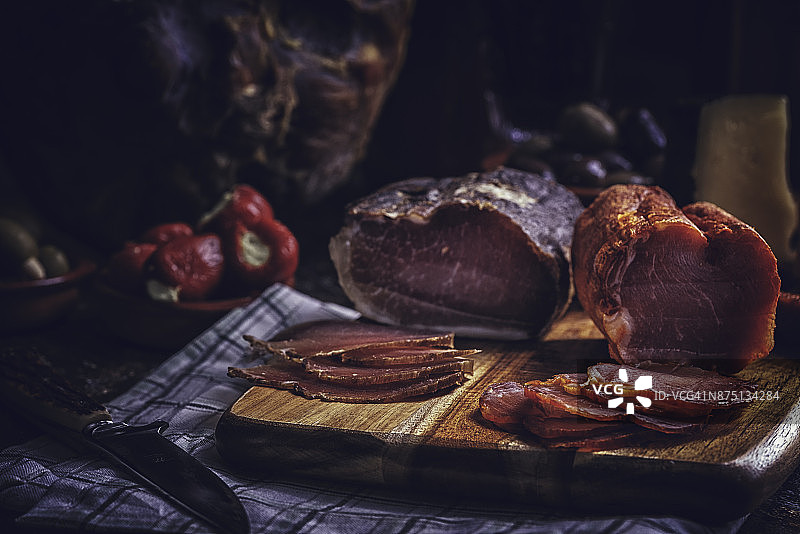 西班牙风味萨拉米香肠火腿奶酪图片素材