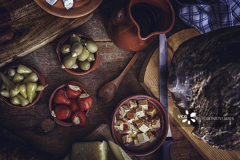 西班牙风味萨拉米香肠火腿奶酪图片素材