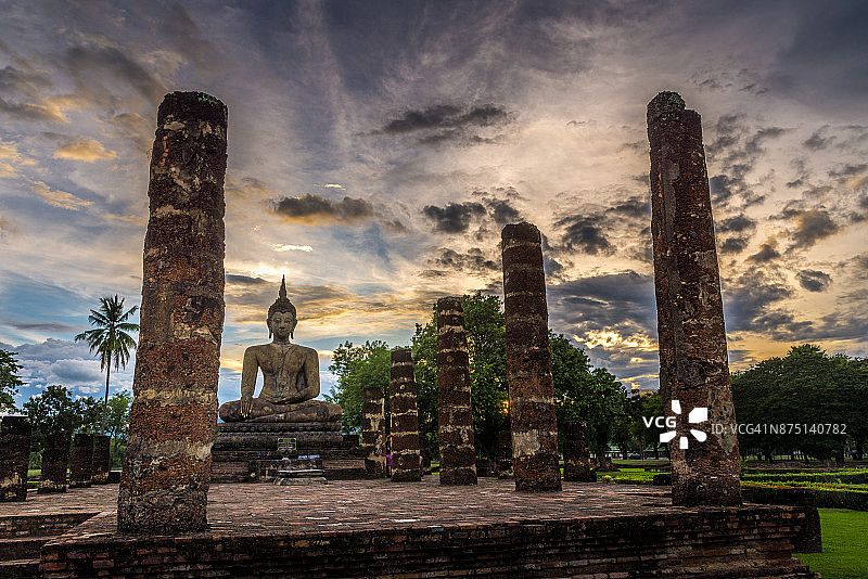 泰国素可泰历史公园日落时的古代佛像图片素材